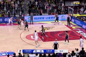 边线球世界难题！上海最后时刻发边线球战术被识破，胡明轩完成致命抢断！